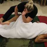 E non mancher� poi il giapponese �Shiatsu�, con le sue pressioni sostenute, costanti e perpendicolari tramite polpastrelli, piedi, ginocchia e gomiti
